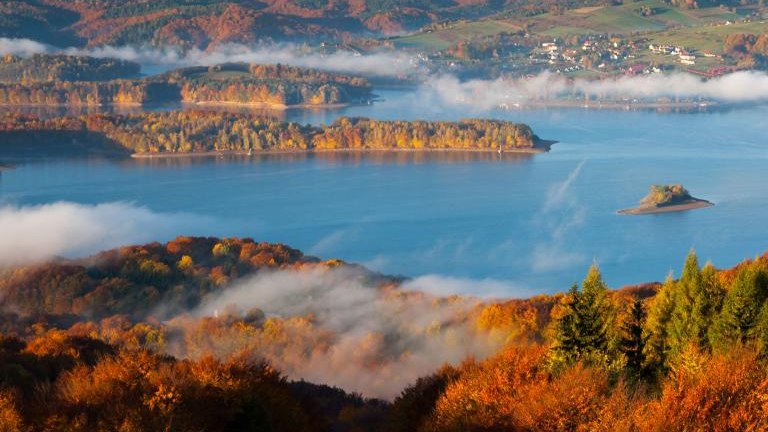 shutterstock_2015228639 Solińskie Lake at autumn sunrise, Solina, Polańczyk, Bieszczady, sunrise.jpg