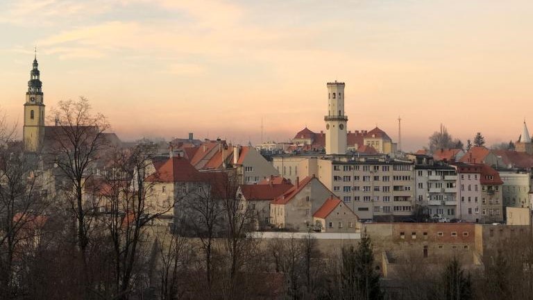 shutterstock_1608168664 winter afternoon of the Bystrzyca Kłodzka Old City.jpg