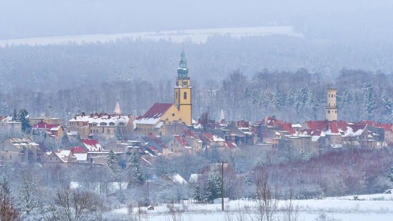 shutterstock_2144188329  Panorama of the city of Bystrzyca Kłodzka, the view from the hill to the snow-covered city on a cloudy day..jpg