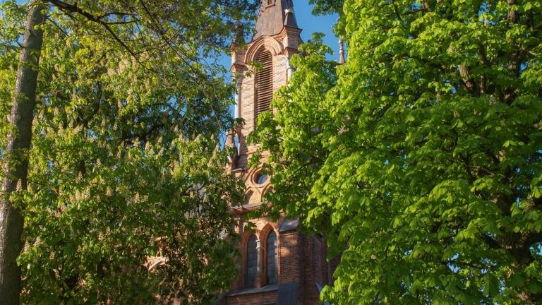 shutterstock_2162478223 Exterior view of the church, collegiate church of St. Peter and Paul in Ciechocinek in Poland.jpg